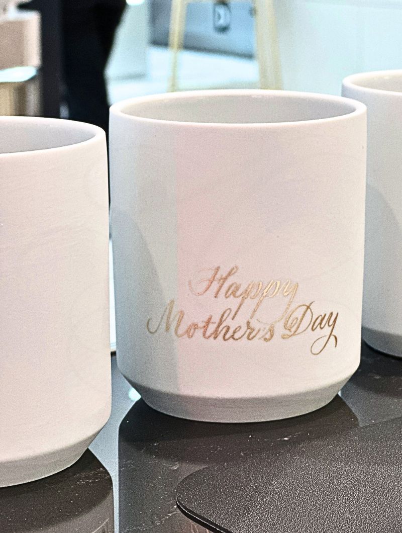 Goldene Kalligrafie auf einer Keramikvase im Luxuskontext in Berlin